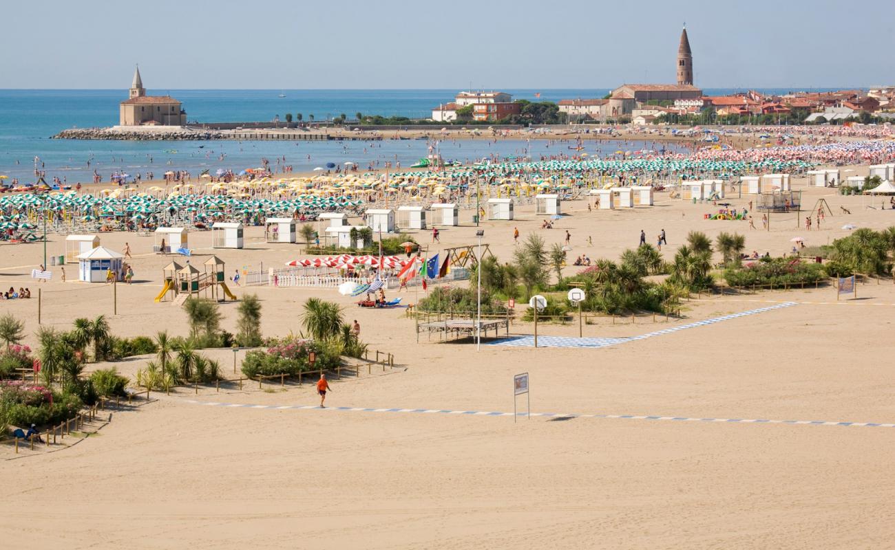 Фото Spiaggia di Levante с светлый песок поверхностью