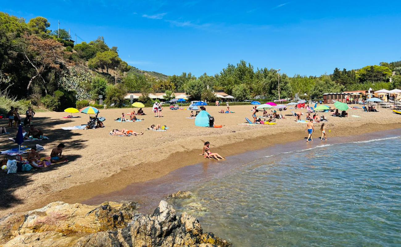 Фото Spiaggia Di Barbarossa с песок с галькой поверхностью