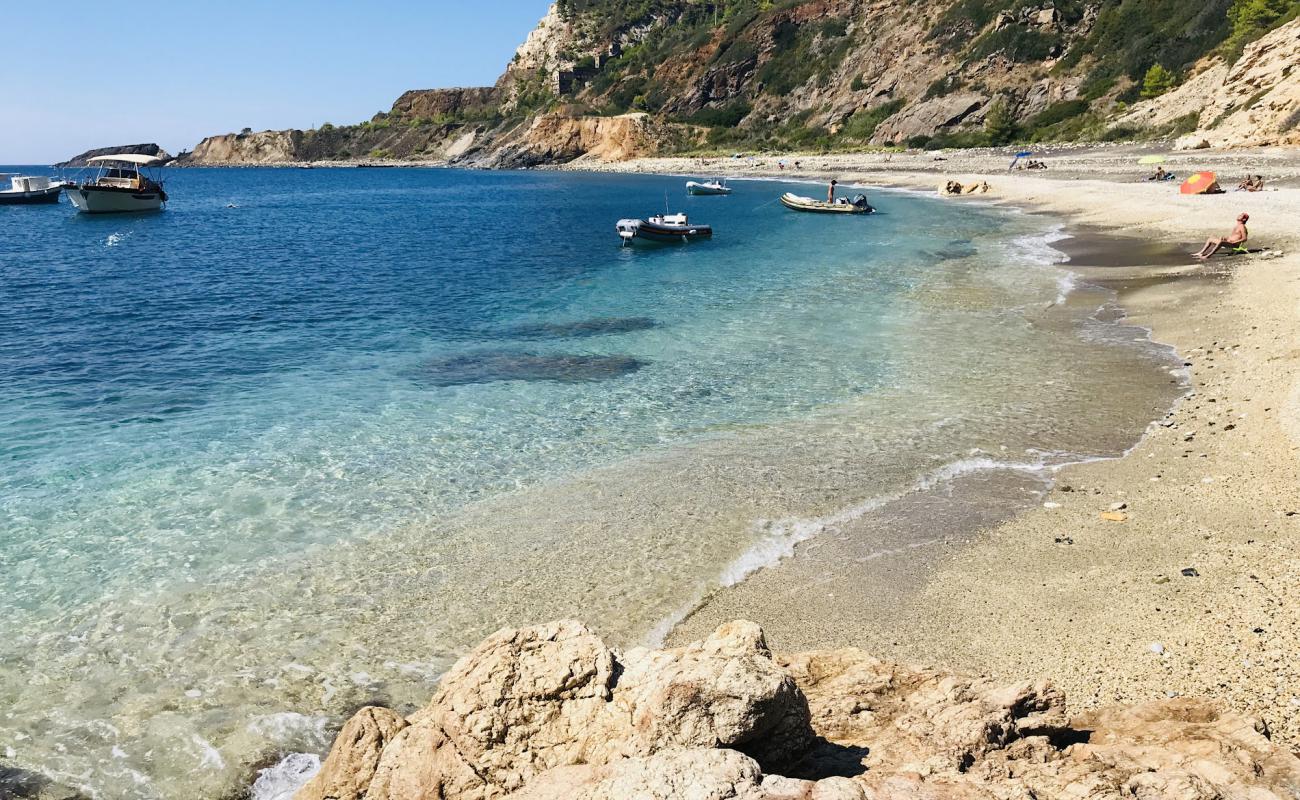 Фото Cannello beach с черная чистая галька поверхностью