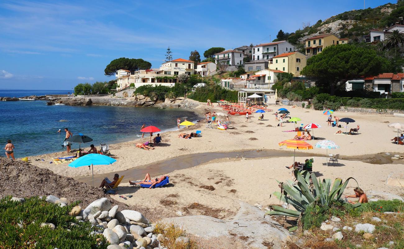 Фото Spiaggia di Seccheto с белая чистая галька поверхностью