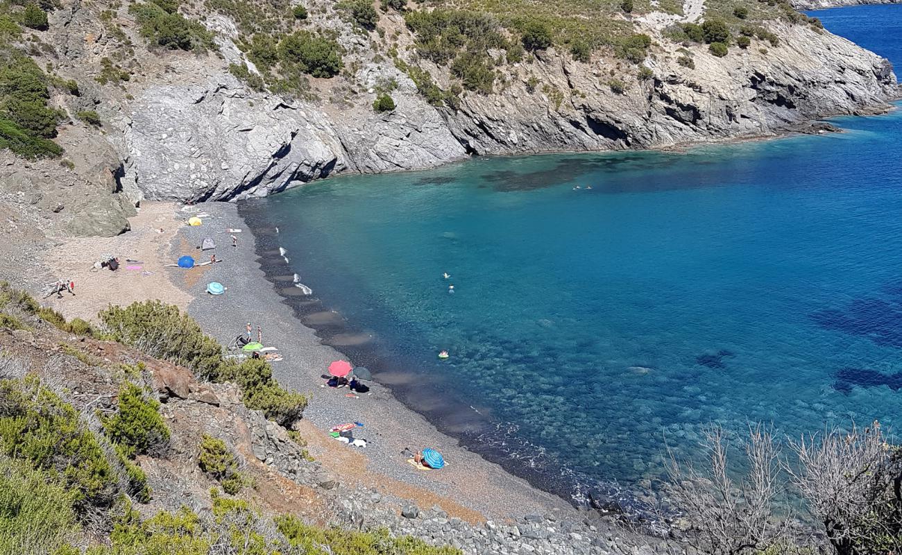 Фото Spiaggia Le Tombe с серая галька поверхностью