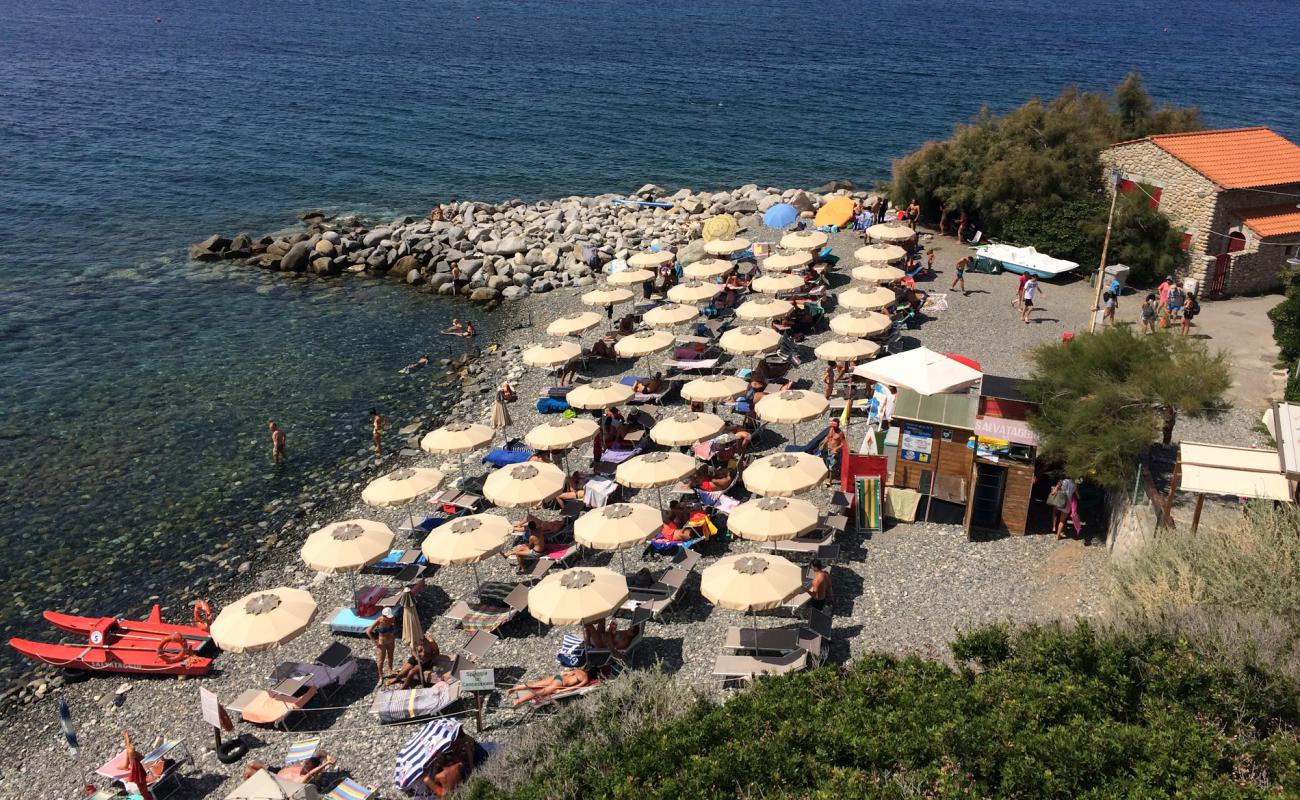 Фото Spiaggia Del Relitto с камни поверхностью