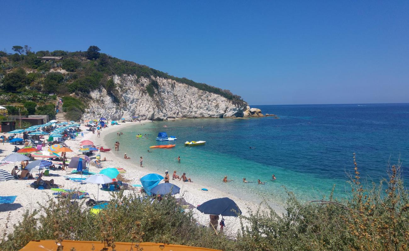 Фото Spiaggia Della Padulella с белая галька поверхностью