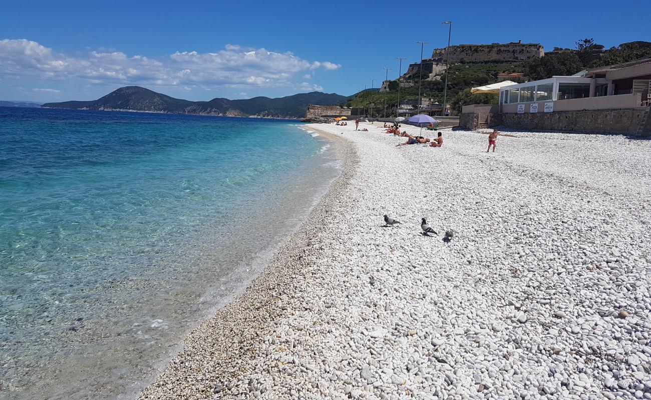 Фото Spiaggia delle Ghiaie с белая чистая галька поверхностью