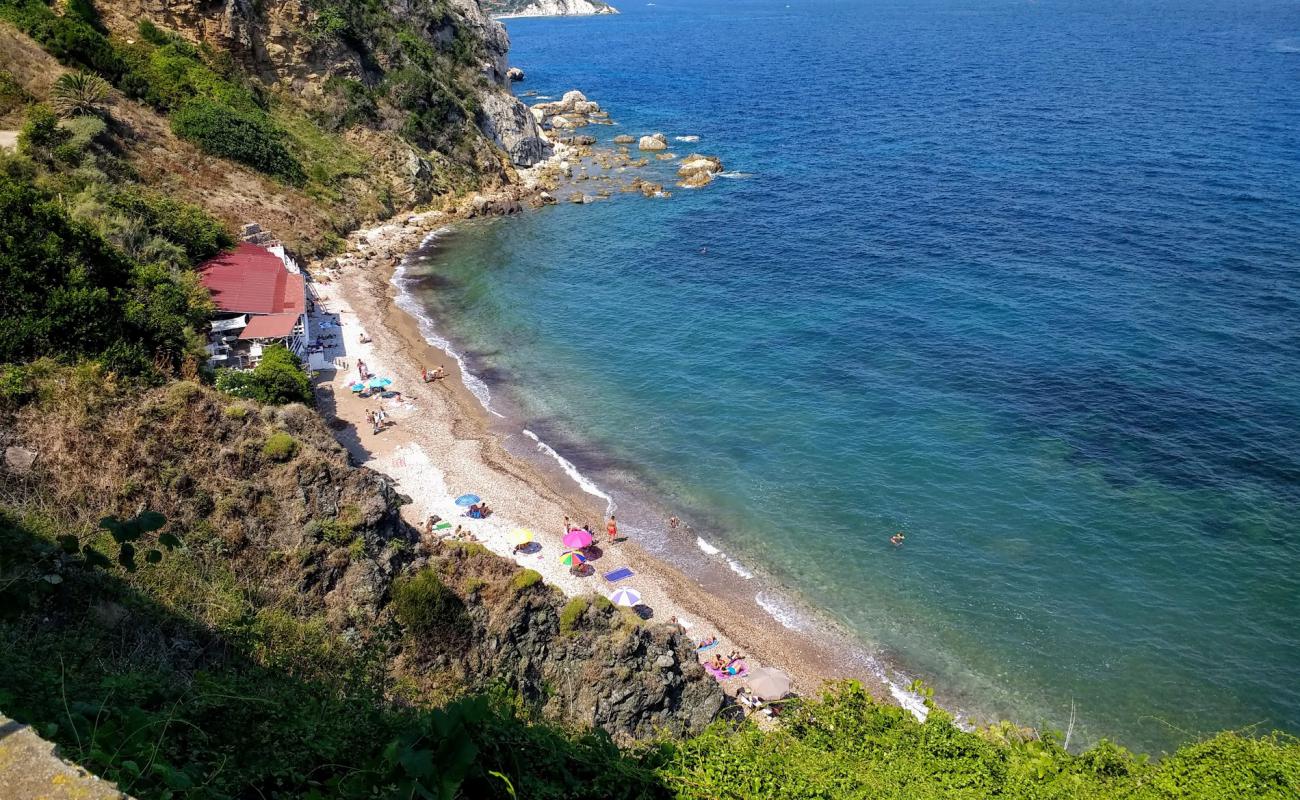 Фото Spiaggia Le Viste с светлая галька поверхностью