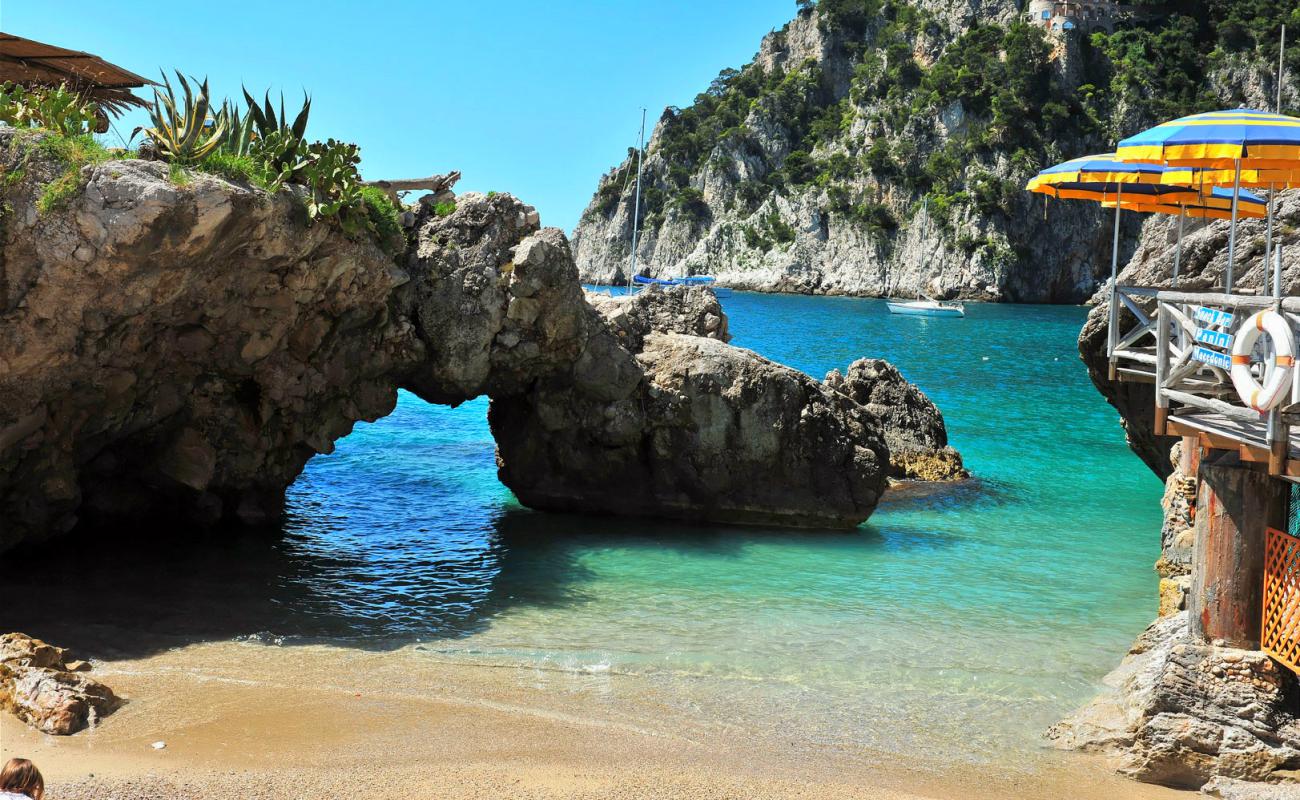 Фото Spiaggia Di Marina Piccola с белая галька поверхностью