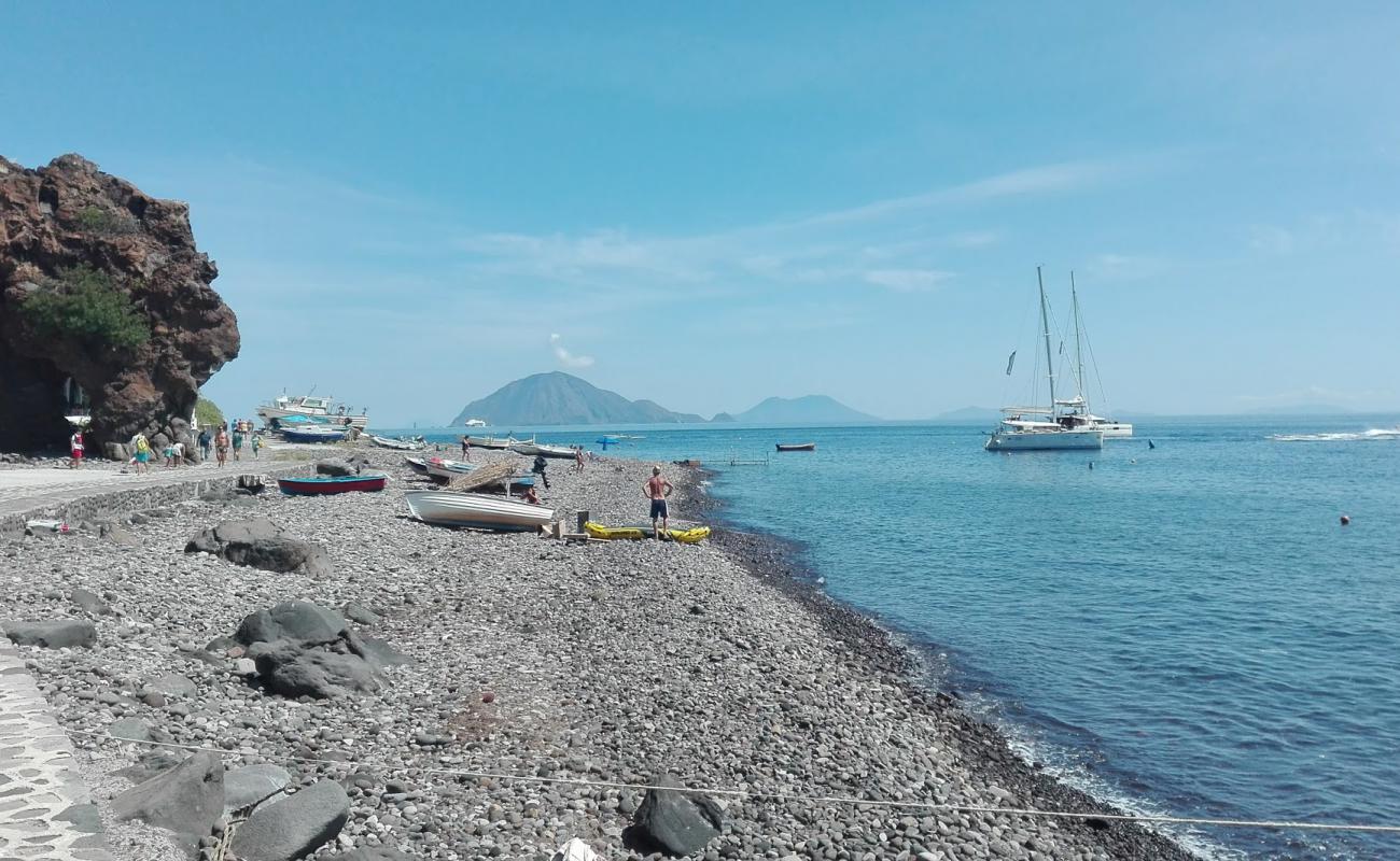 Фото Alicudi Harbor beach с серая галька поверхностью