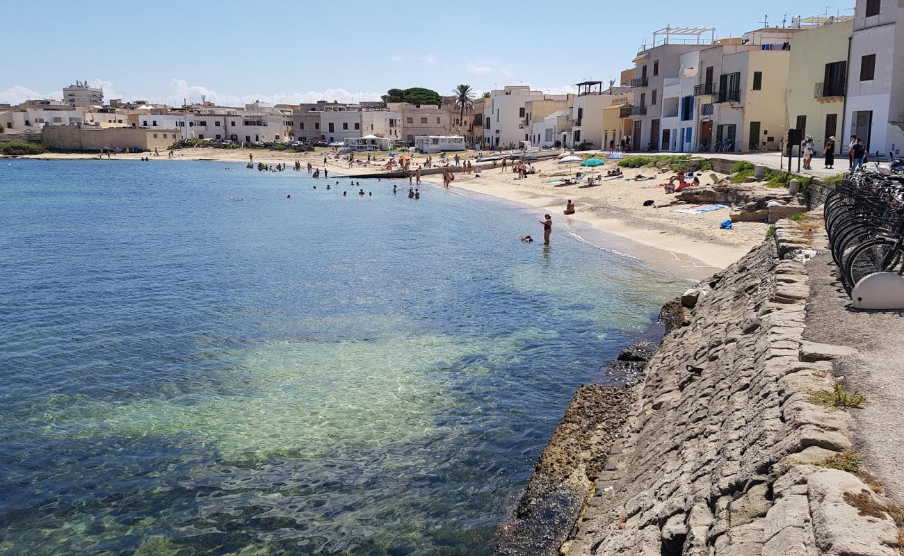 Фото Spiaggia Praia (Favignana) с светлый песок поверхностью