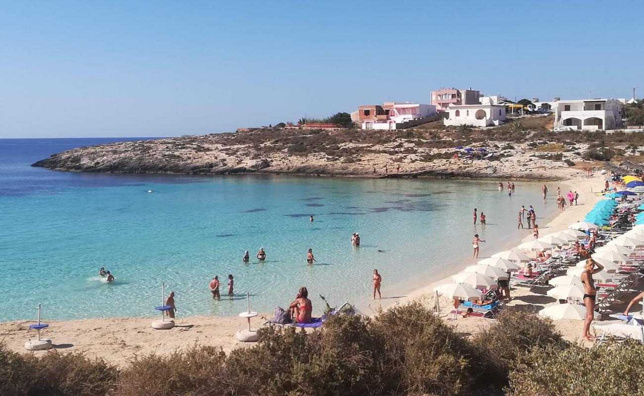 Фото Spiaggia della Guitgia с золотистый песок поверхностью