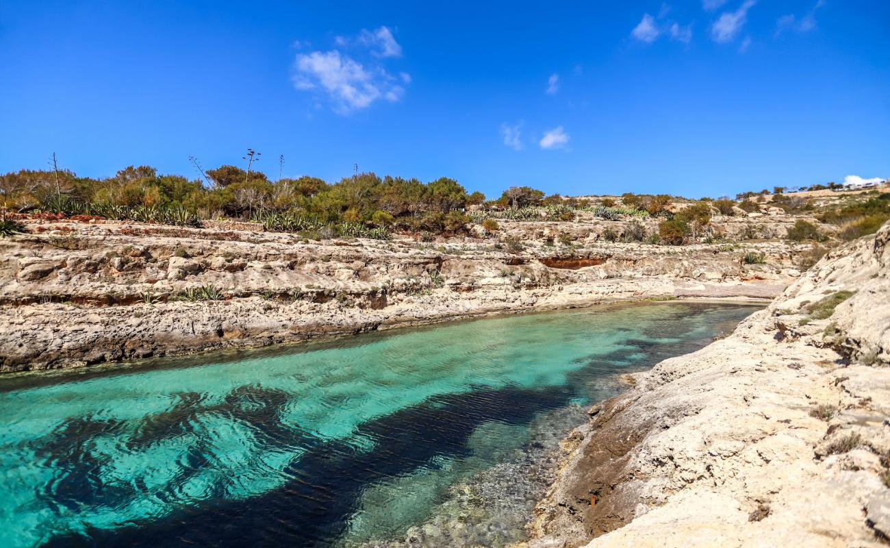 Фото Cala Greca с светлый песок поверхностью