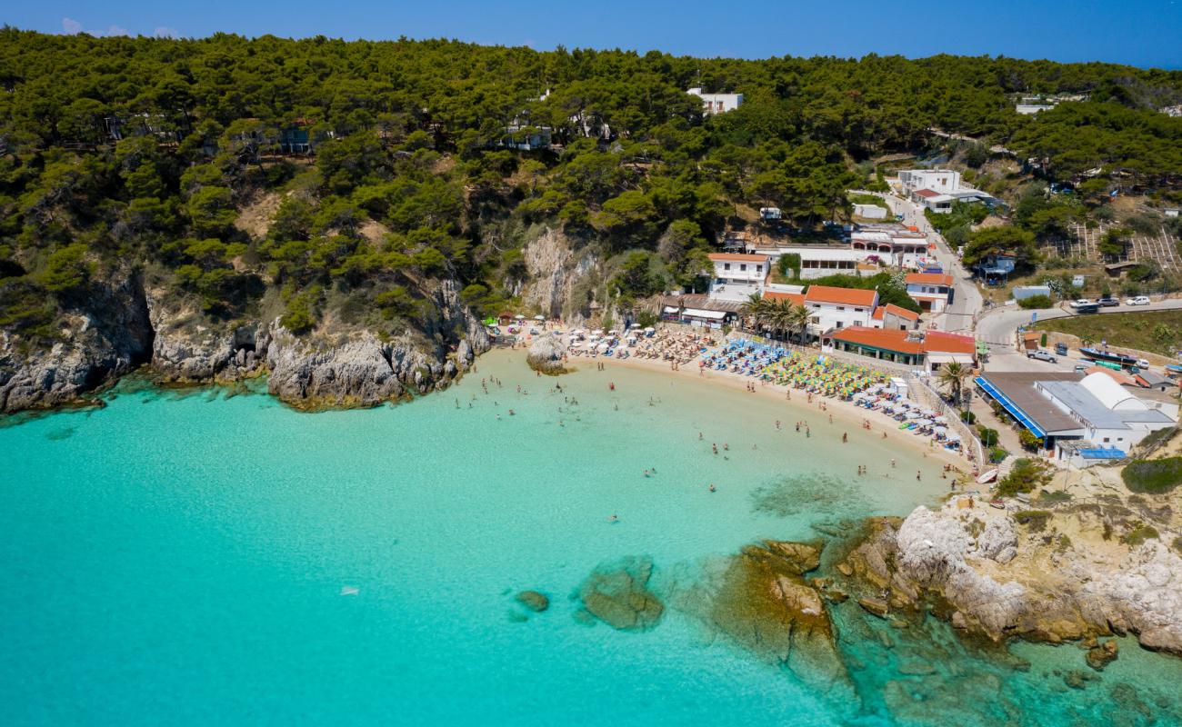 Фото Spiaggia Tremiti (Cala delle arene) с золотистый песок поверхностью