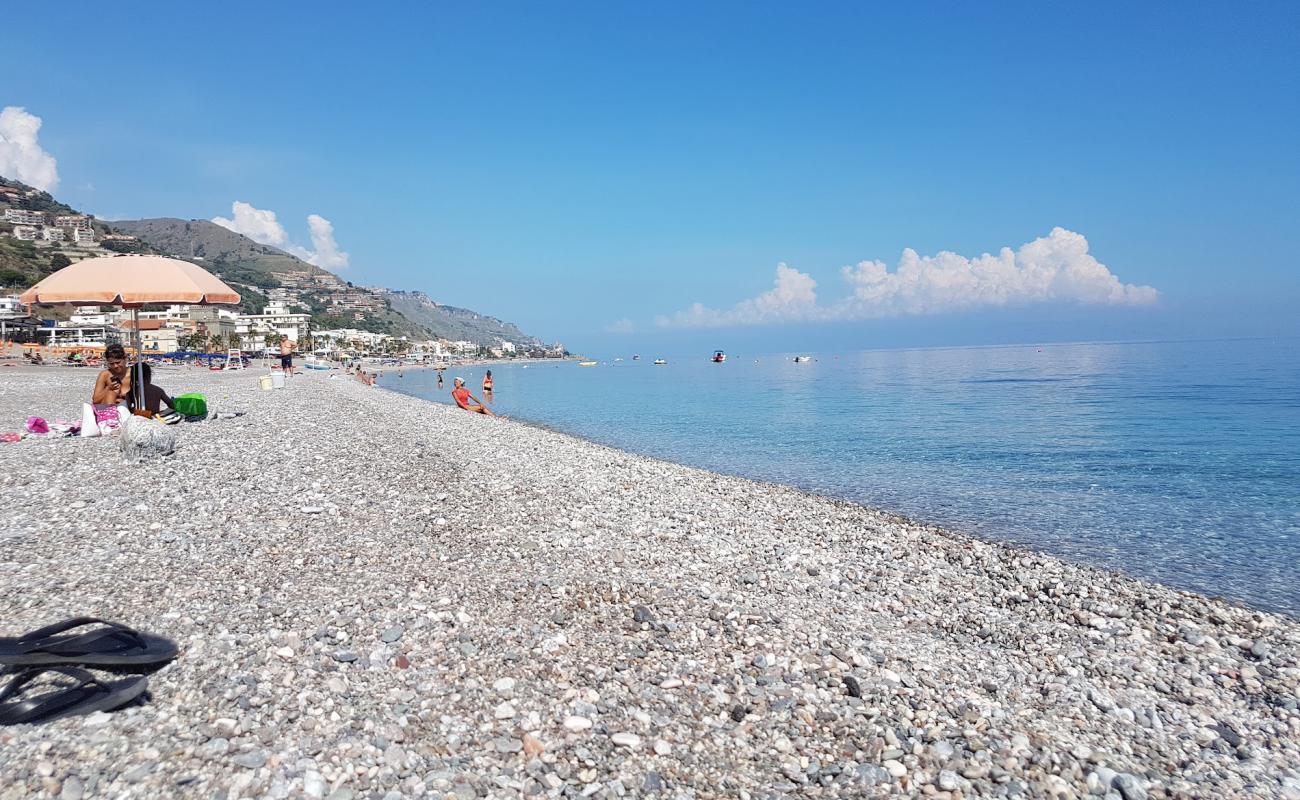 Фото Spiaggia di Letojanni с светлая галька поверхностью