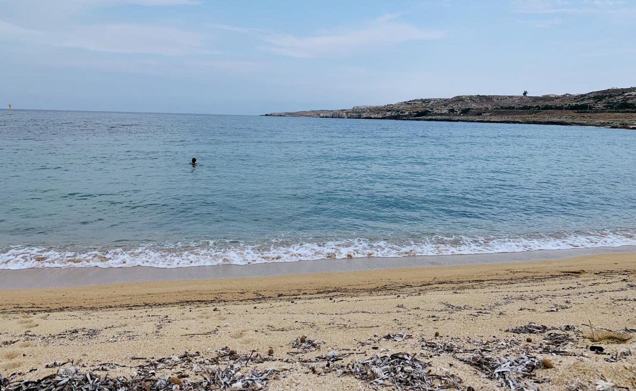 Фото Spiaggia Targia с темный песок поверхностью