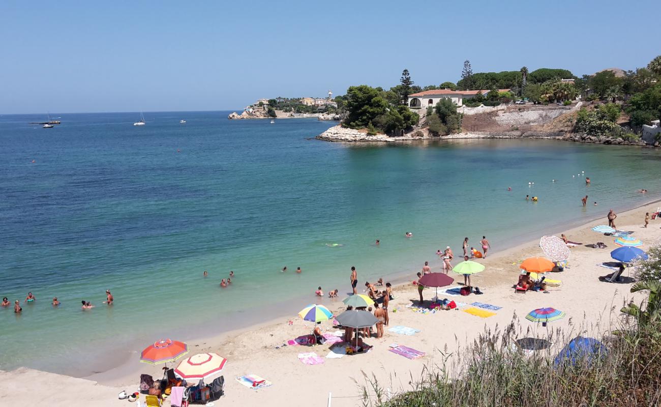 Фото Spiaggia Punta del Pero с темный чистый песок поверхностью