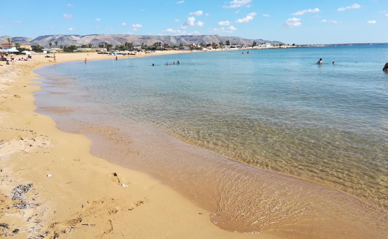 Фото Spiaggia Calabernardo с темный песок поверхностью