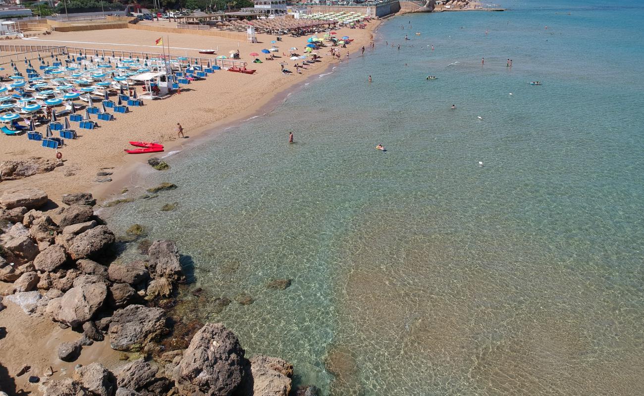 Фото Spiaggia Di Lido Di Noto, Eloro с темный песок поверхностью