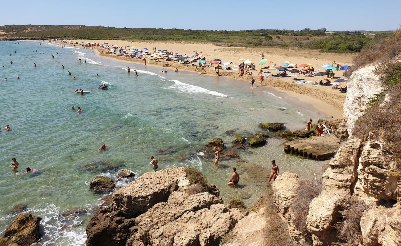 Фото Spiaggia di Eloro с темный чистый песок поверхностью