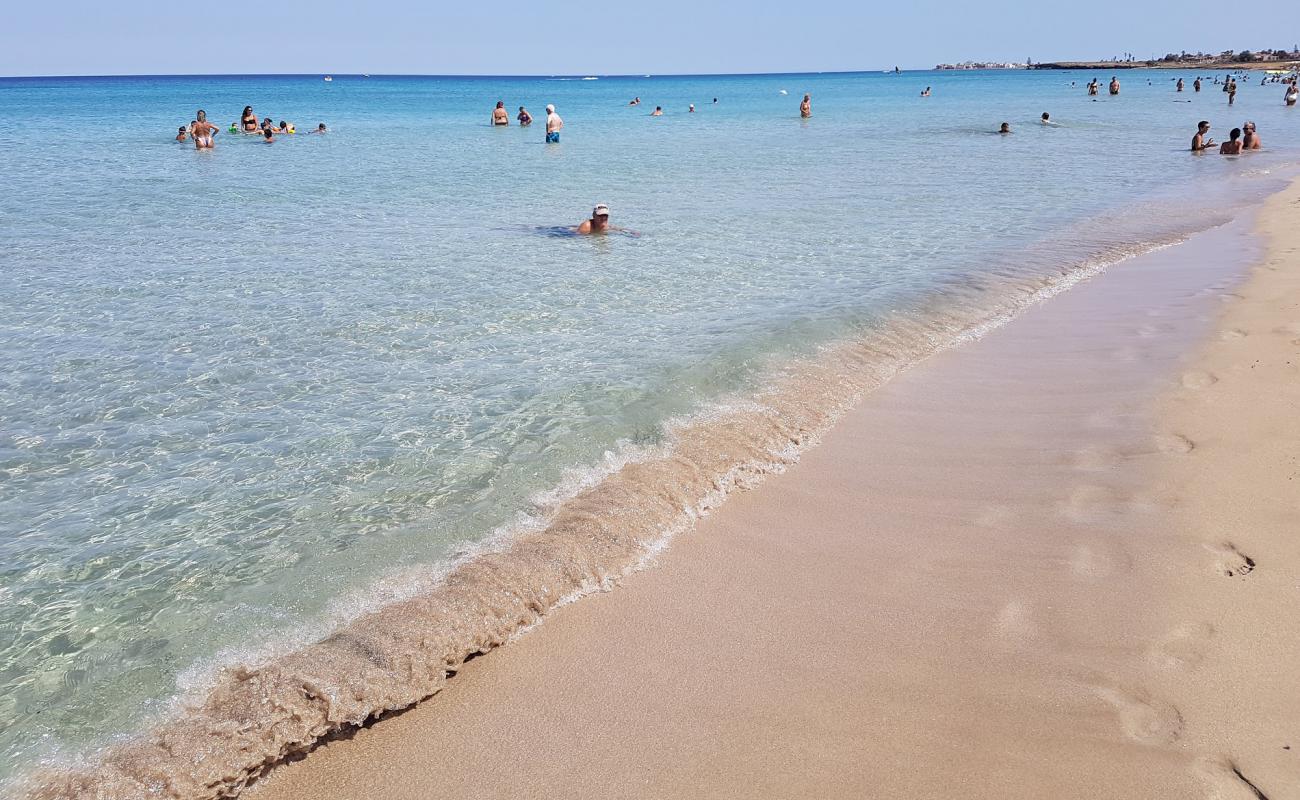 Фото Spiaggia Di San Lorenzo с темный чистый песок поверхностью