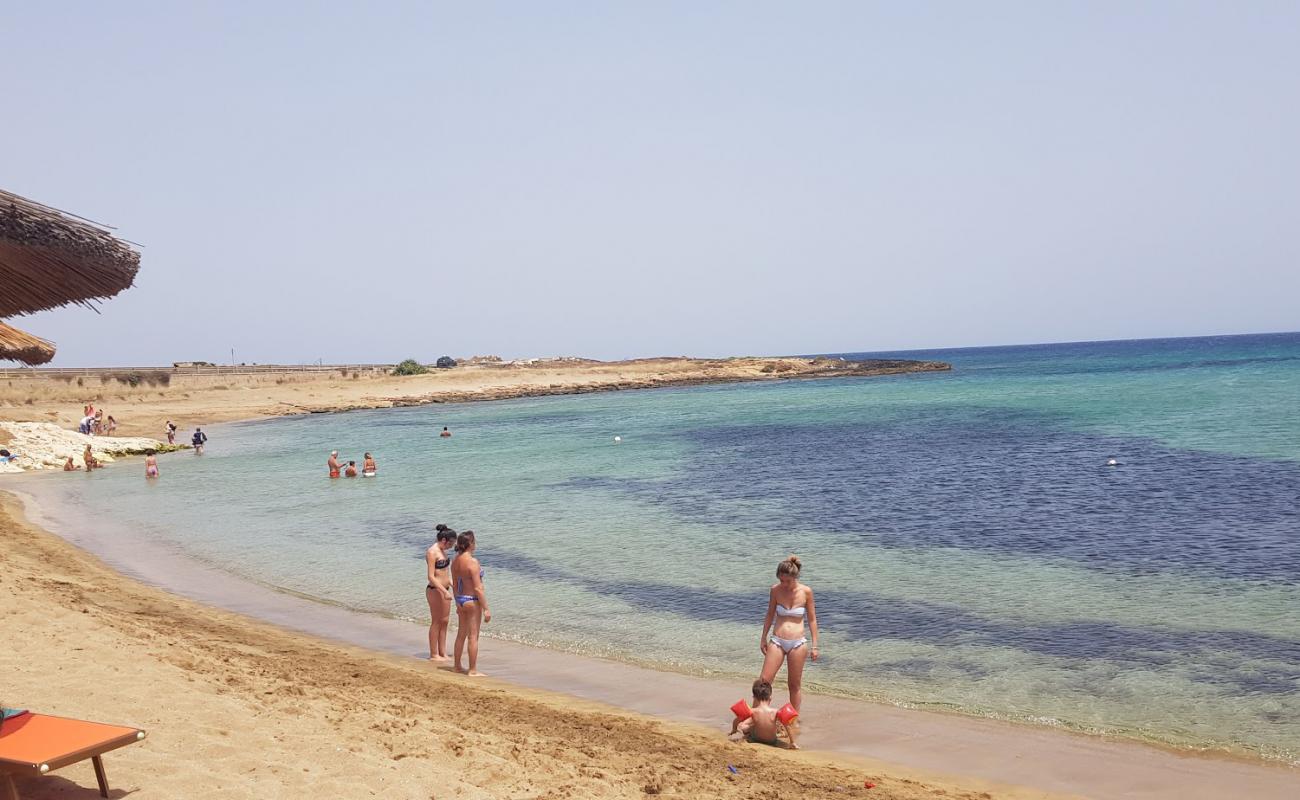 Фото Spiaggia Cavettone с темный песок поверхностью