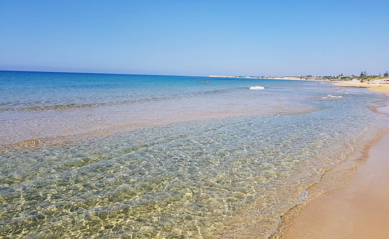 Фото Spiaggia Carratois с темный песок поверхностью