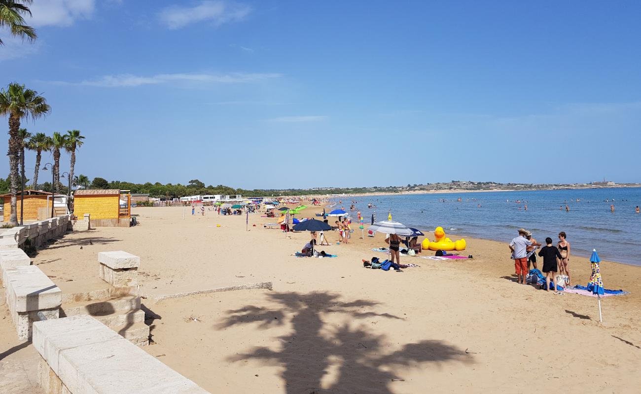 Фото Spiaggia Di Sampieri с золотистый песок поверхностью