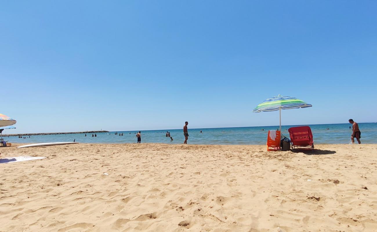 Фото Donnalucata beach с светлый песок поверхностью