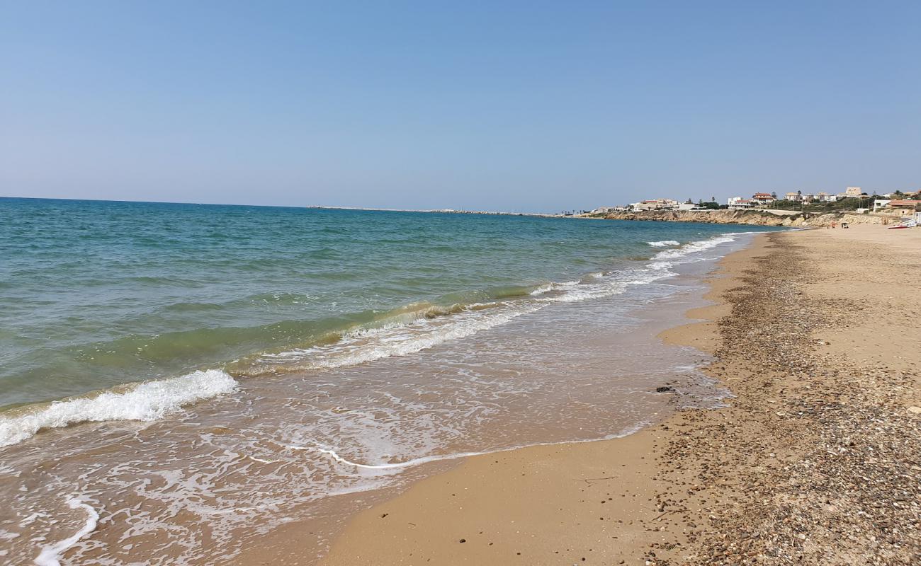 Фото Spiaggia di Kamarina II с светлый песок поверхностью