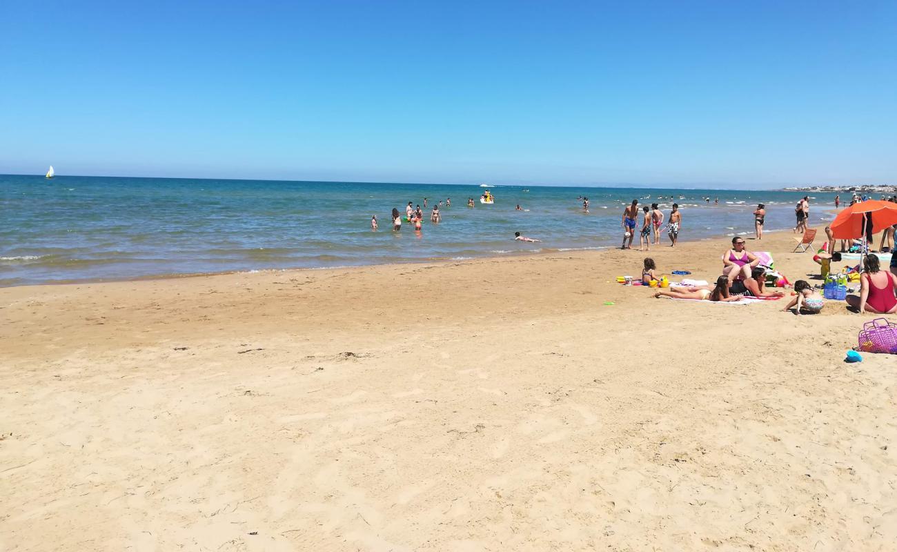 Фото Spiaggia La Lanterna с золотистый песок поверхностью