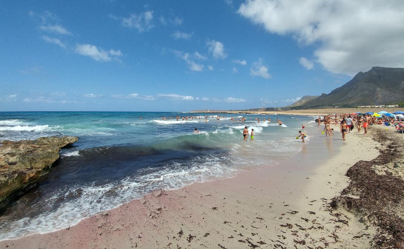 Фото Spiaggia Di Màcari с светлый песок поверхностью