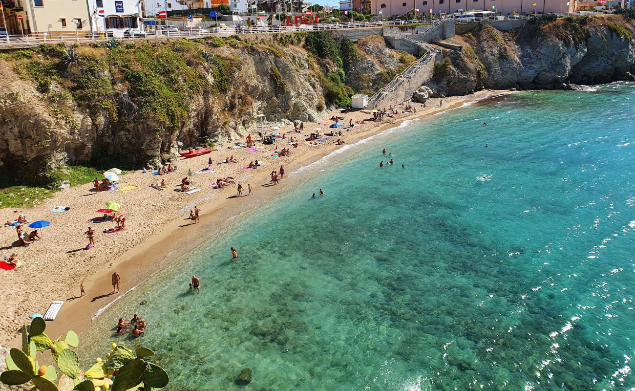 Фото La Praiola beach с светлый песок поверхностью