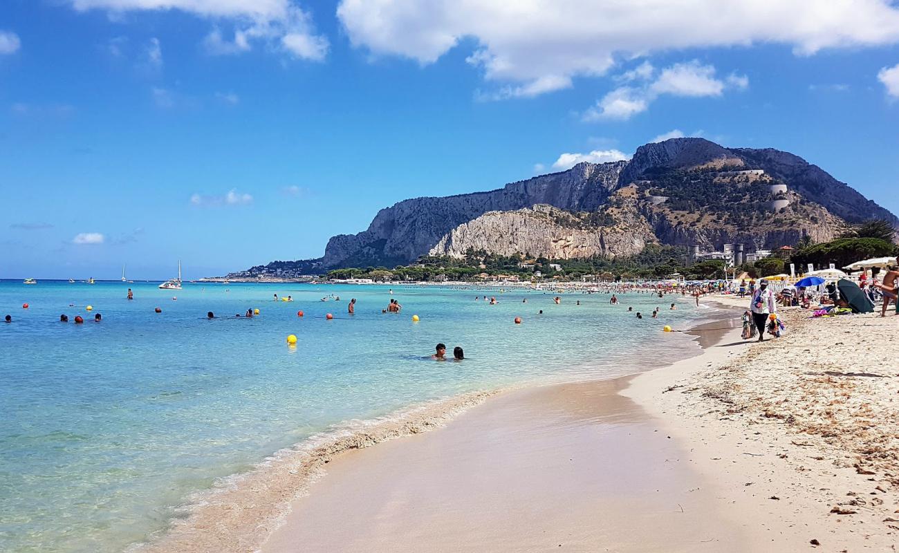 Фото Spiaggia Di Mondello с светлый песок поверхностью