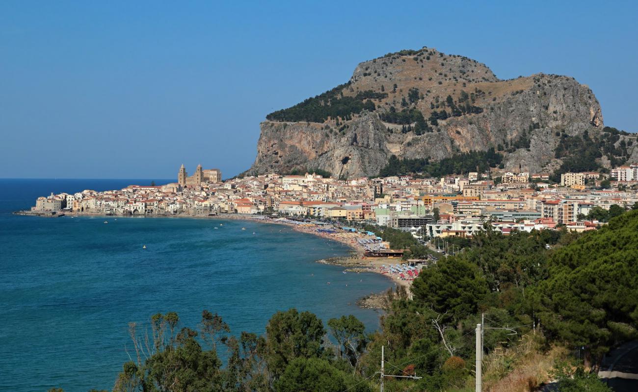 Фото Cefalu beach с светлый песок поверхностью