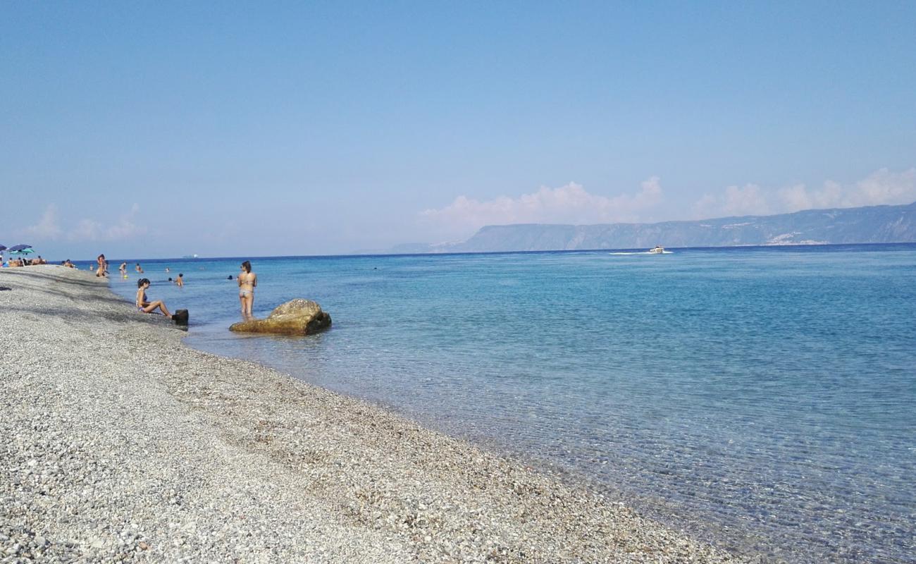 Фото Capo Peloro beach с белая чистая галька поверхностью