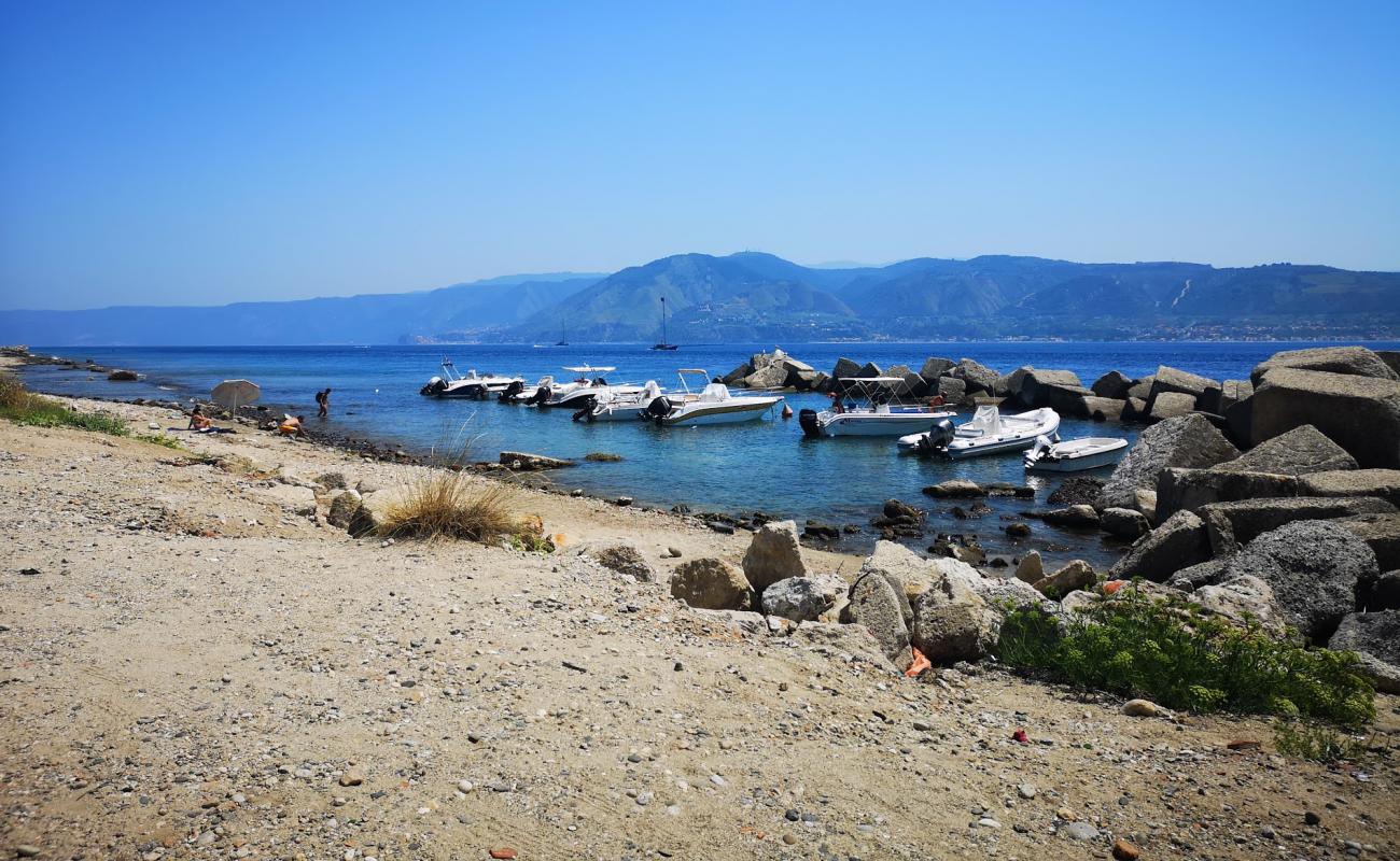 Фото Torre Faro Messina с песок с камнями поверхностью