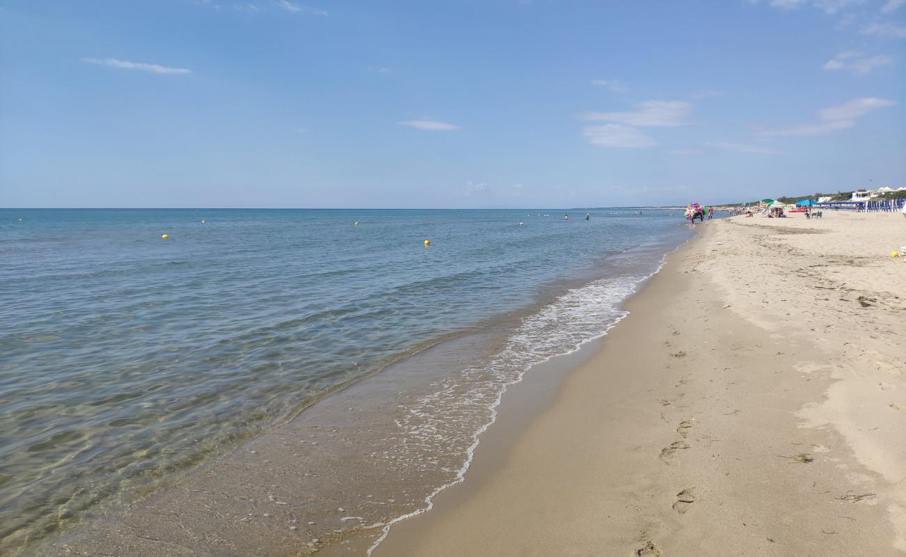 Фото Spiaggia di Castellaneta Marina с темный песок поверхностью