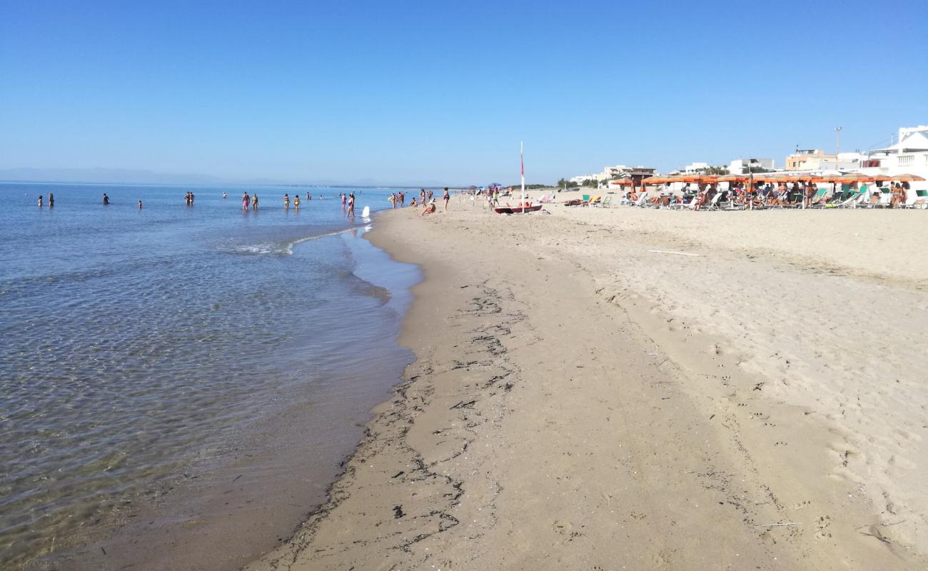 Фото Spiaggia di Marina Chiatona с темный песок поверхностью