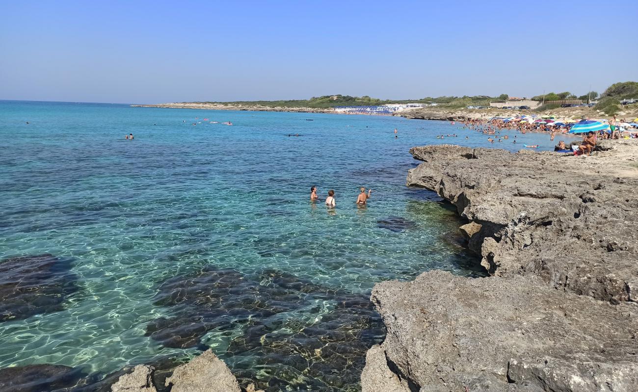 Фото Tramontone Beach с темный песок поверхностью