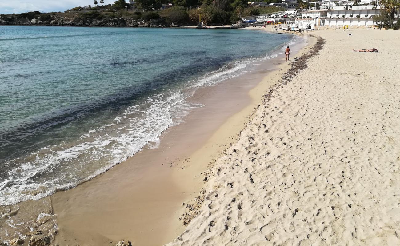 Фото Spiaggia lido Gandoli с темный песок поверхностью