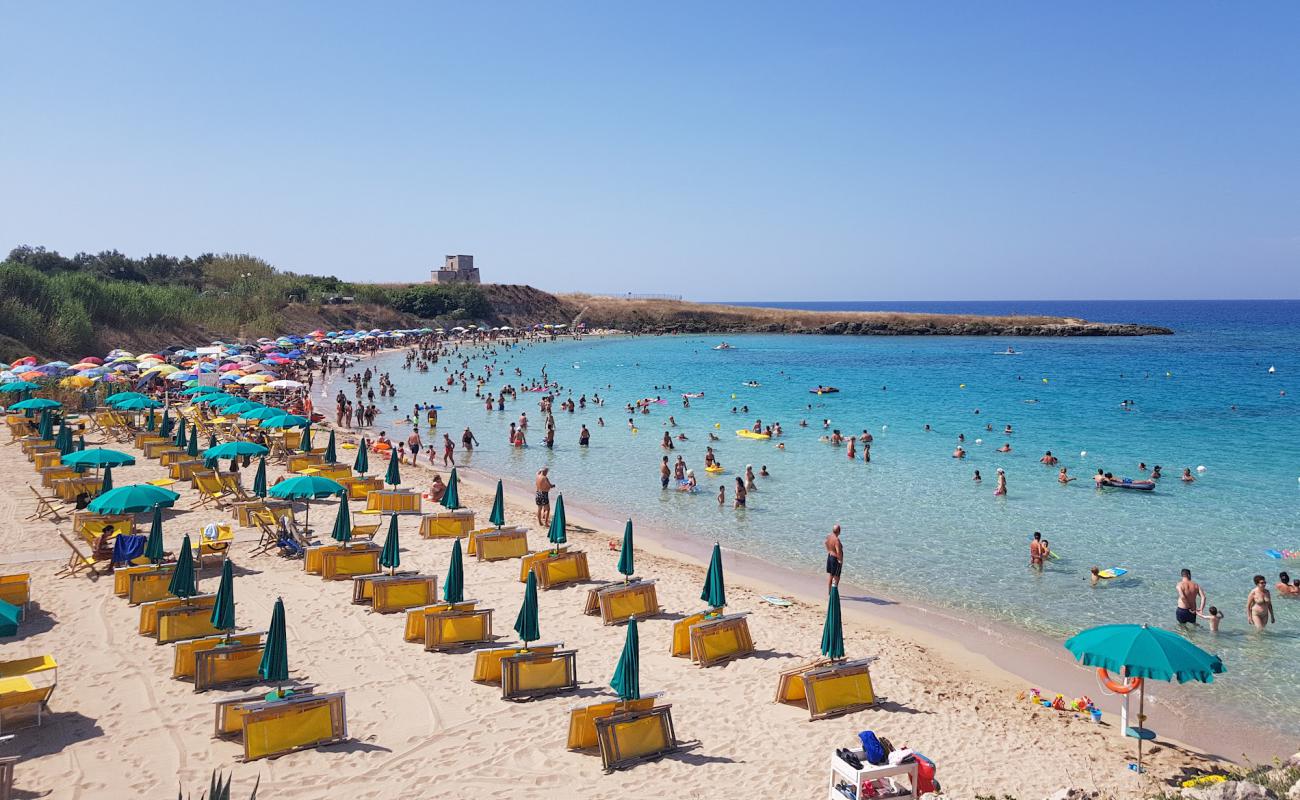 Фото Canneto beach с темный песок поверхностью