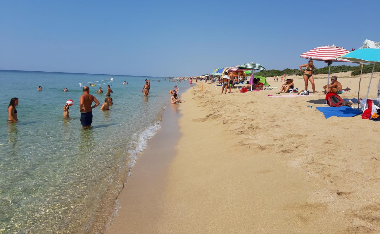 Фото Torre Colimena beach с золотистый песок поверхностью