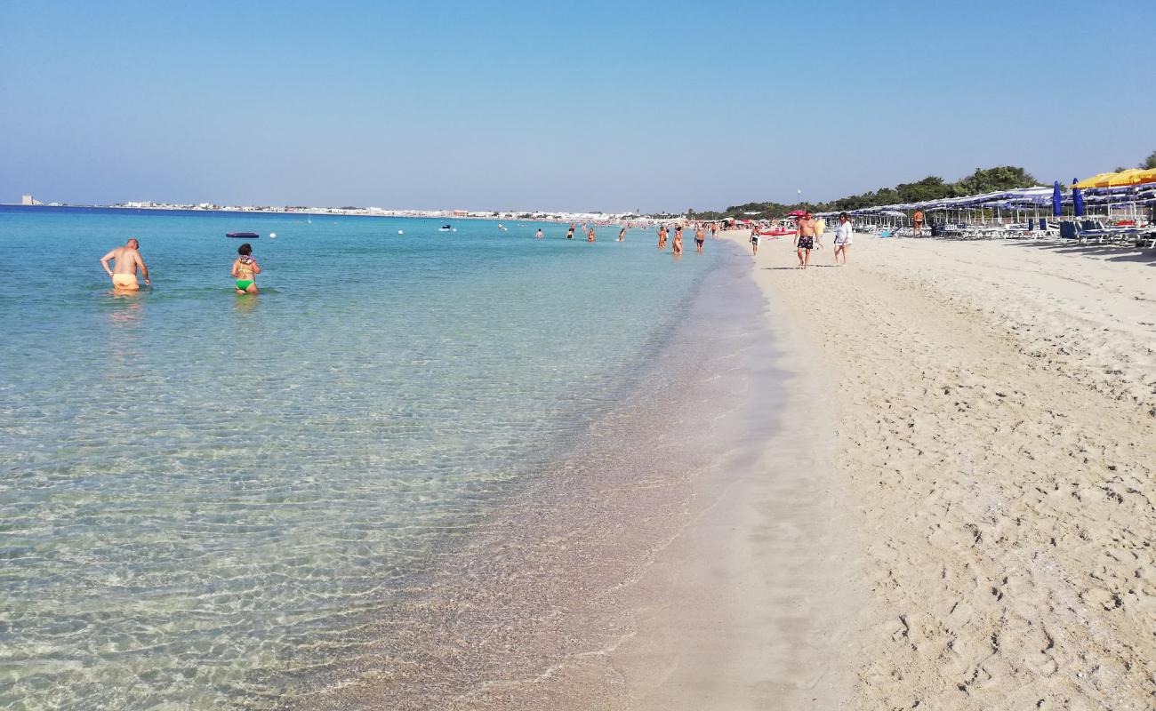 Фото Spiaggia di Torre Lapillo с золотистый песок поверхностью