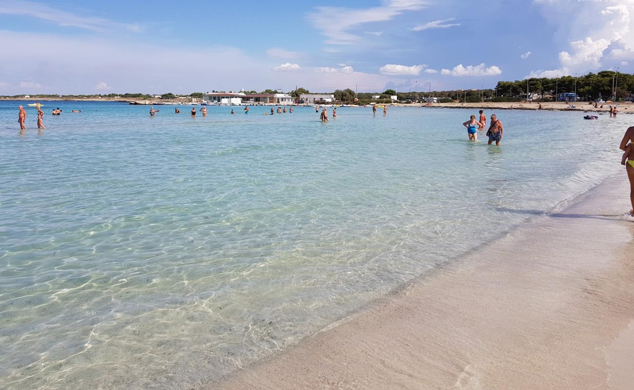 Фото Spiaggia di Sant'Isidoro с золотистый песок поверхностью