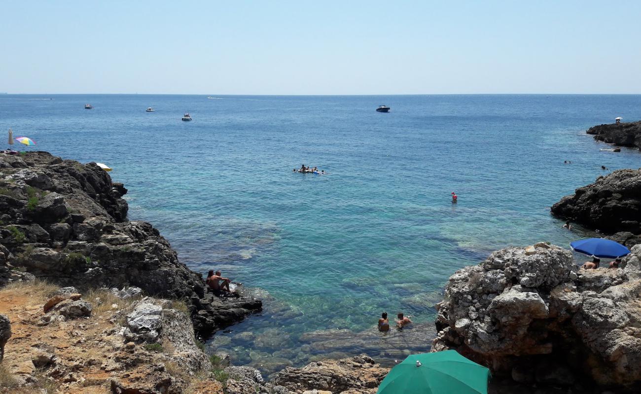 Фото Baia di Torre Uluzzo с бетон поверхностью