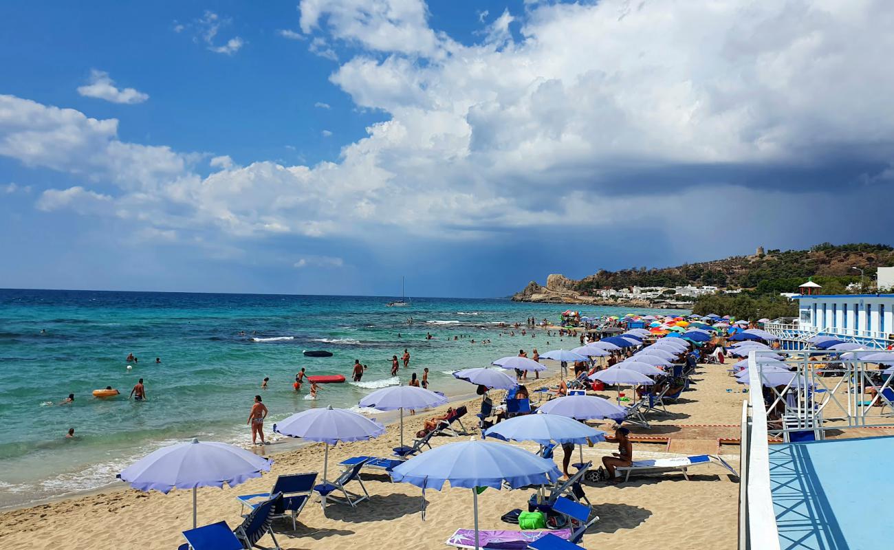 Фото Spiaggia di Lido Conchiglie с золотистый песок поверхностью