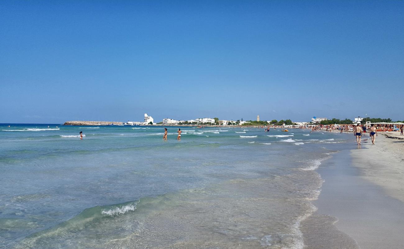 Фото Spiaggia di Torre San Giovanni с золотистый песок поверхностью