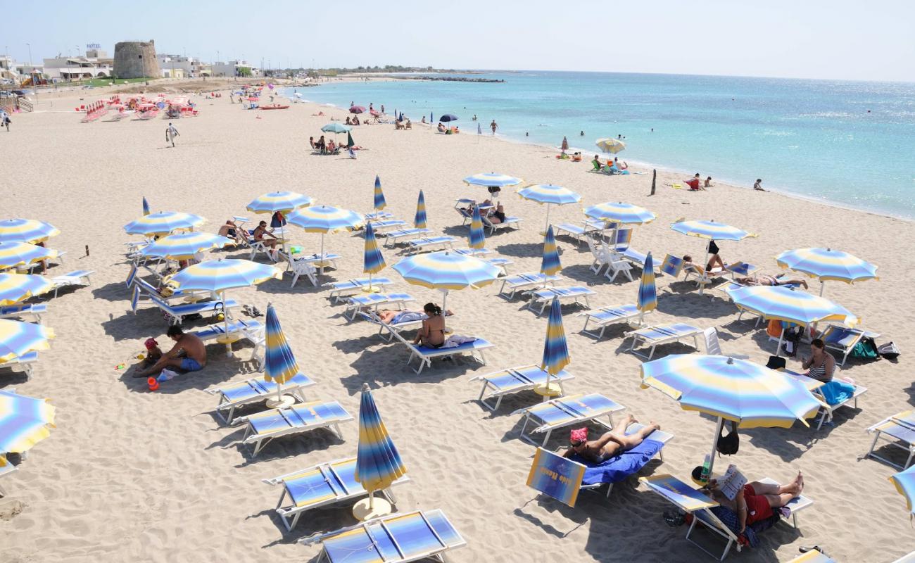 Фото Spiaggia di Torre Mozza с золотистый песок поверхностью