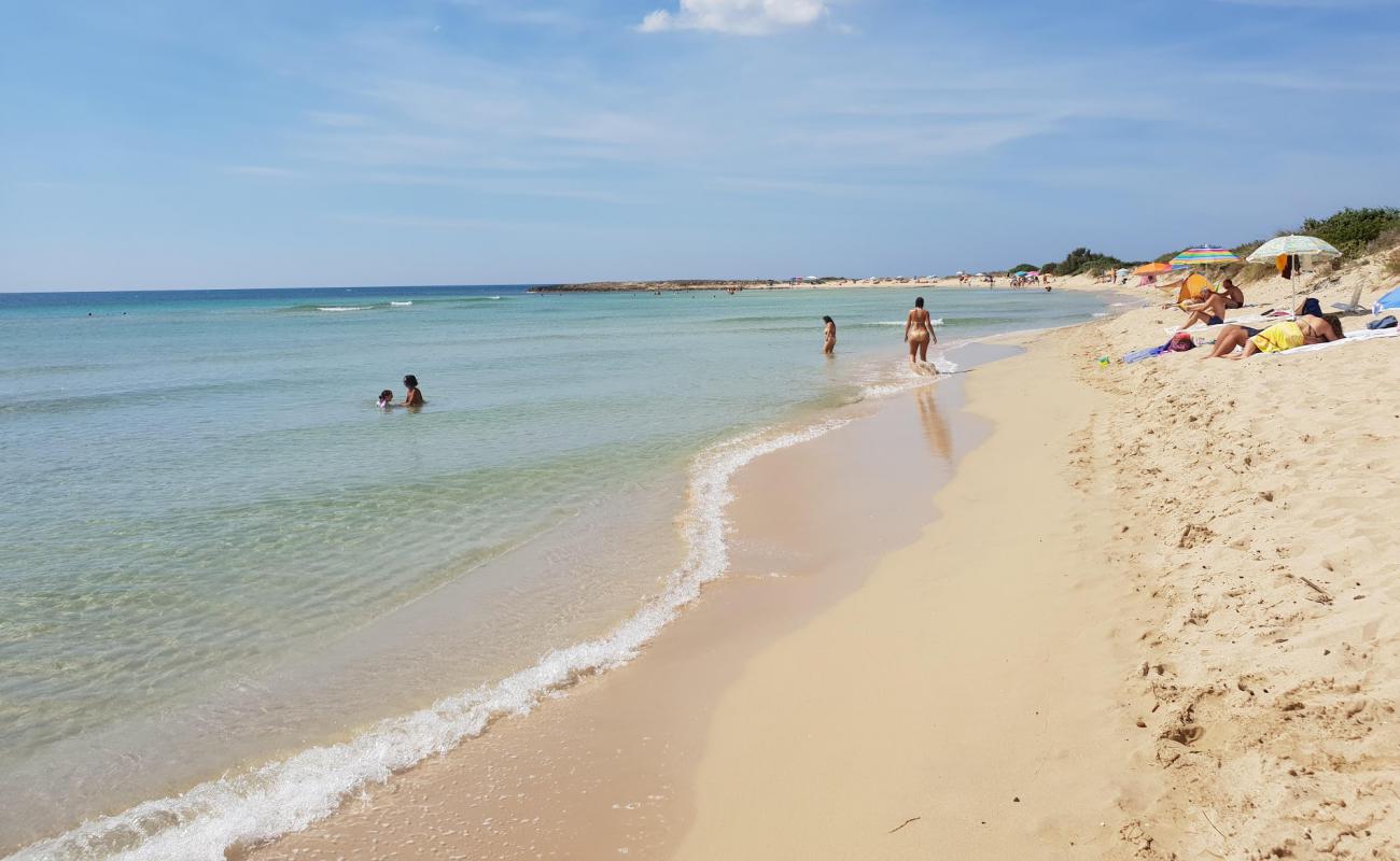 Фото Punta Macolone beach с золотистый песок поверхностью