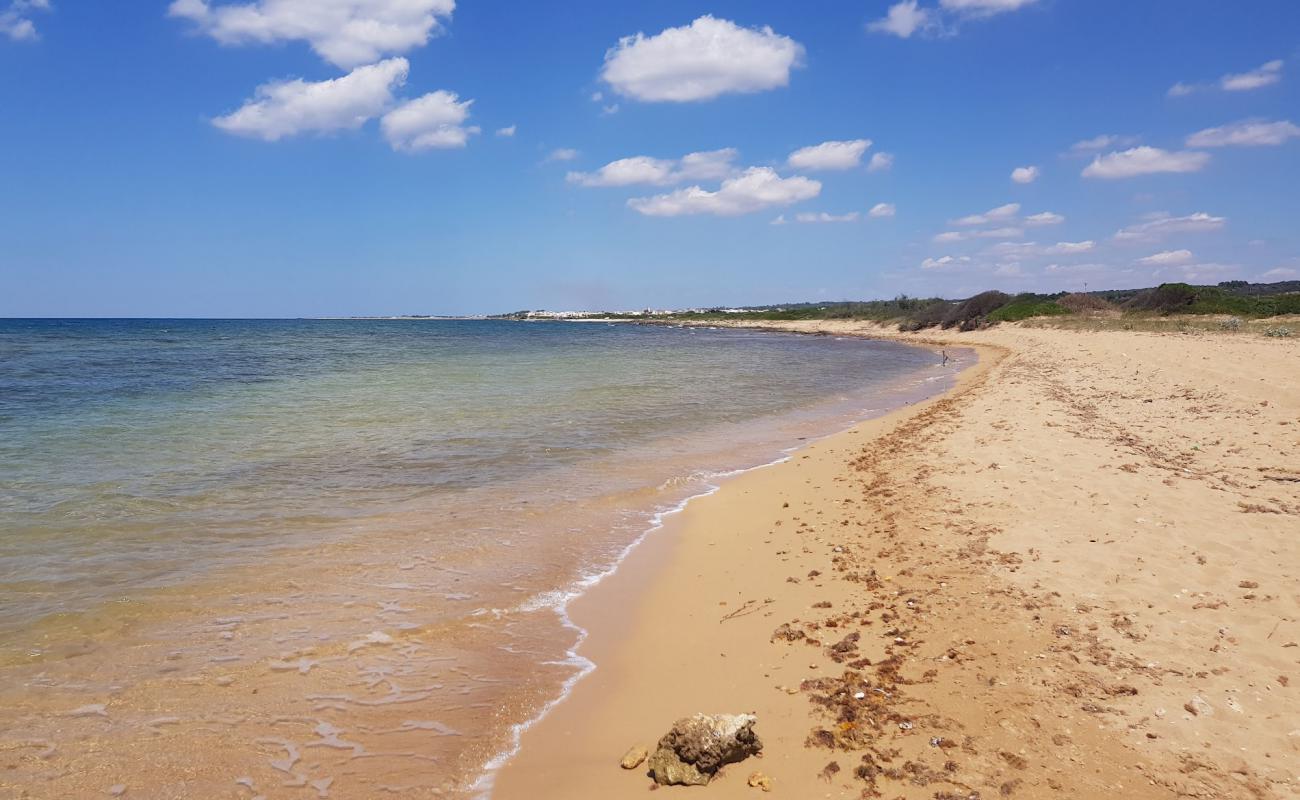 Фото Spiaggia dell'Isola della Fanciulla с светлый песок поверхностью