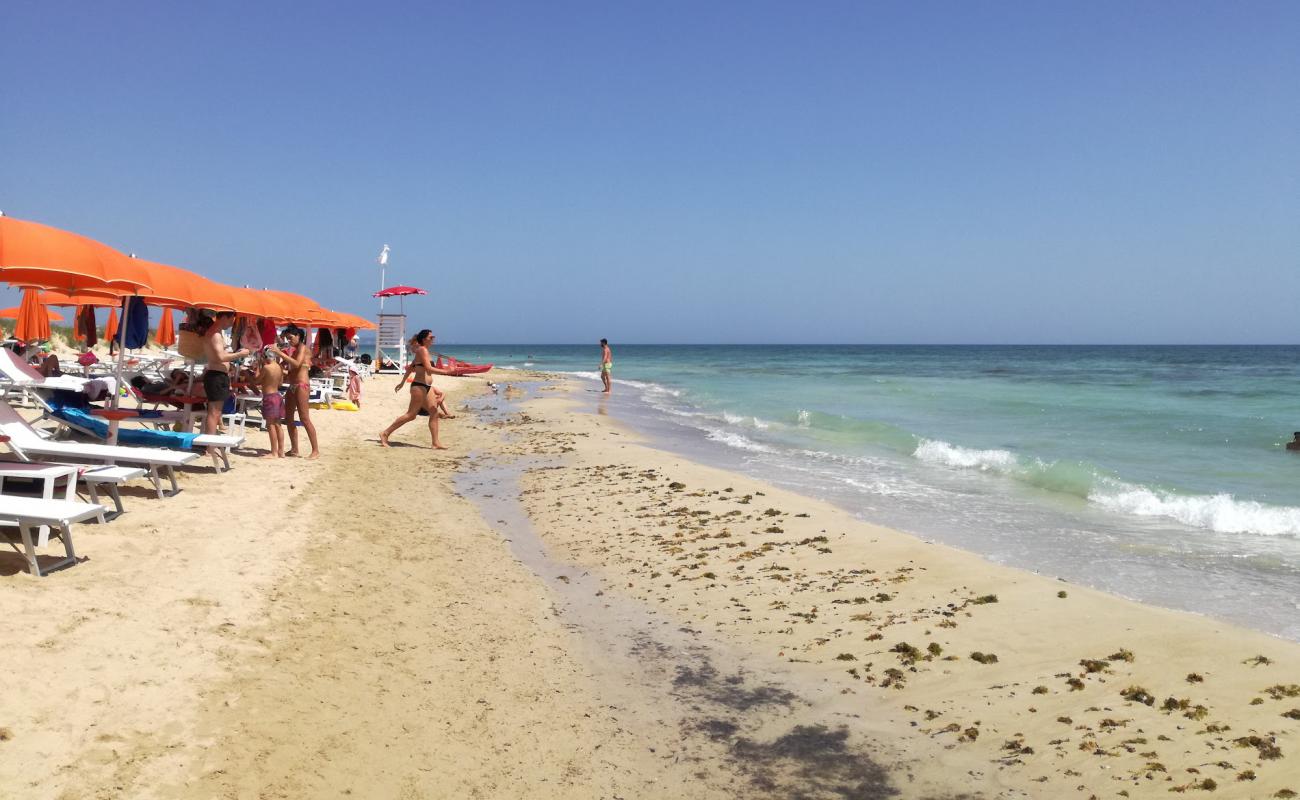 Фото beach Torre Pali с золотистый песок поверхностью