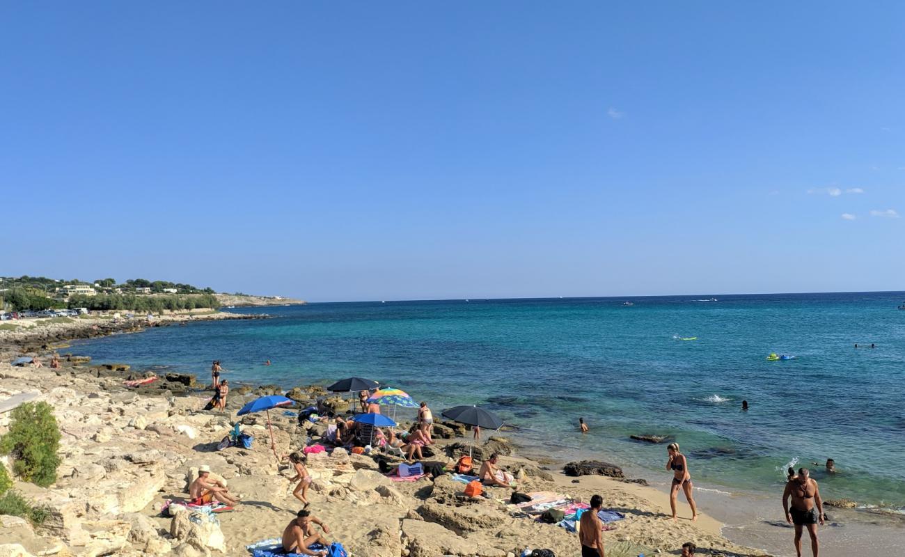 Фото Felloniche Spiaggia с песок с камнями поверхностью